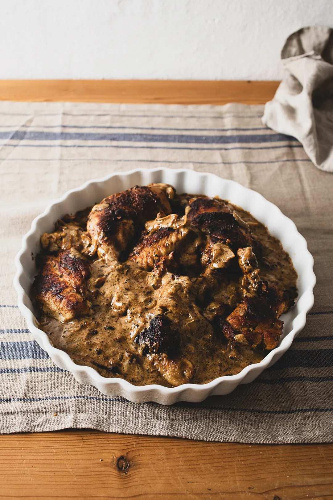Nahaufnahme von zartem Huhn in cremiger Dijon-Senf-Sauce, ein beliebtes Geflügelgericht, perfekt für Liebhaber von Rezepten mit Huhn.