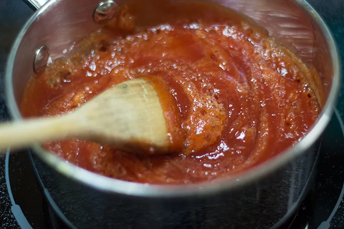 Natron reagiert mit Ketchup und schäumt in der Currywurst Soßen Zubereitung