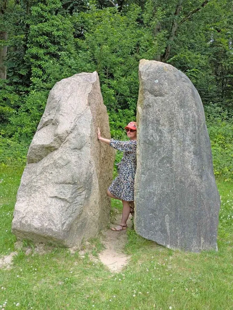 Naturkundlicher Lehrpfad im Findlingspark Clenzer Schweiz mit imposanten Steinen