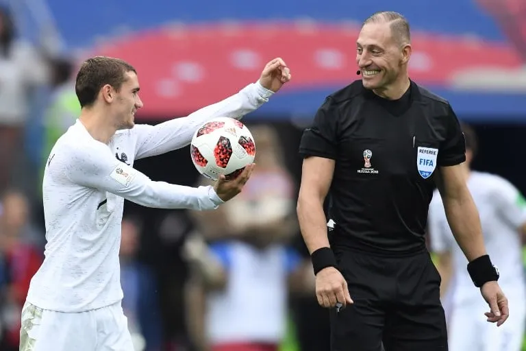 Nestor Pitana, ein prominenter WM-Schiedsrichter, im Gespräch mit Antoine Griezmann während der WM 2018.