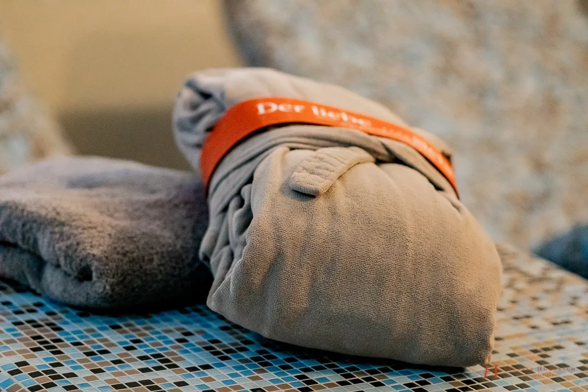 Neuer Ruheraum im Wellnessbereich des Kloster Hornbach: Die komfortablen Wärmeliegen laden zum Entspannen ein und bieten eine wohltuende Wärme nach dem Saunagang.