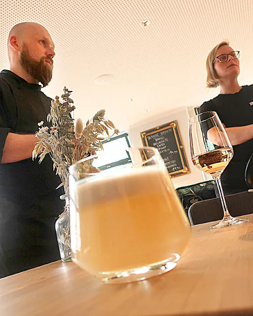 Nicole Hobach und Jonas Hußmann, die Gründer der Hummelbude Essen, präsentieren ihr Engagement für veganes und regionales Essen.