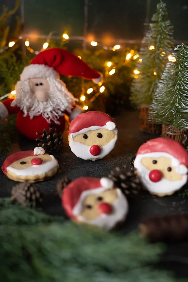 Nikolaus-Kekse oder Santa-Claus-Cookies, ideal zum Verzieren mit Kindern