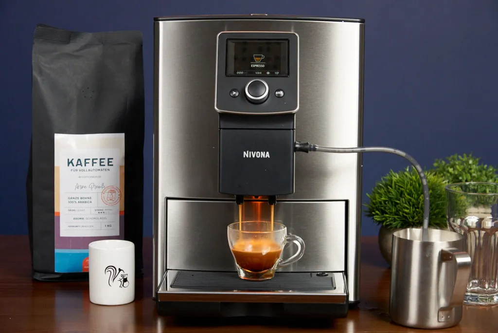 Nivona 825 Kaffeevollautomat bei der Espressozubereitung