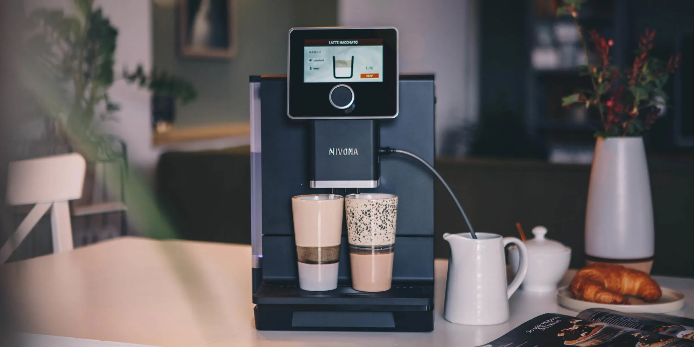 NIVONA 9 Serie Kaffeevollautomat mit farbig beleuchtetem Wassertank