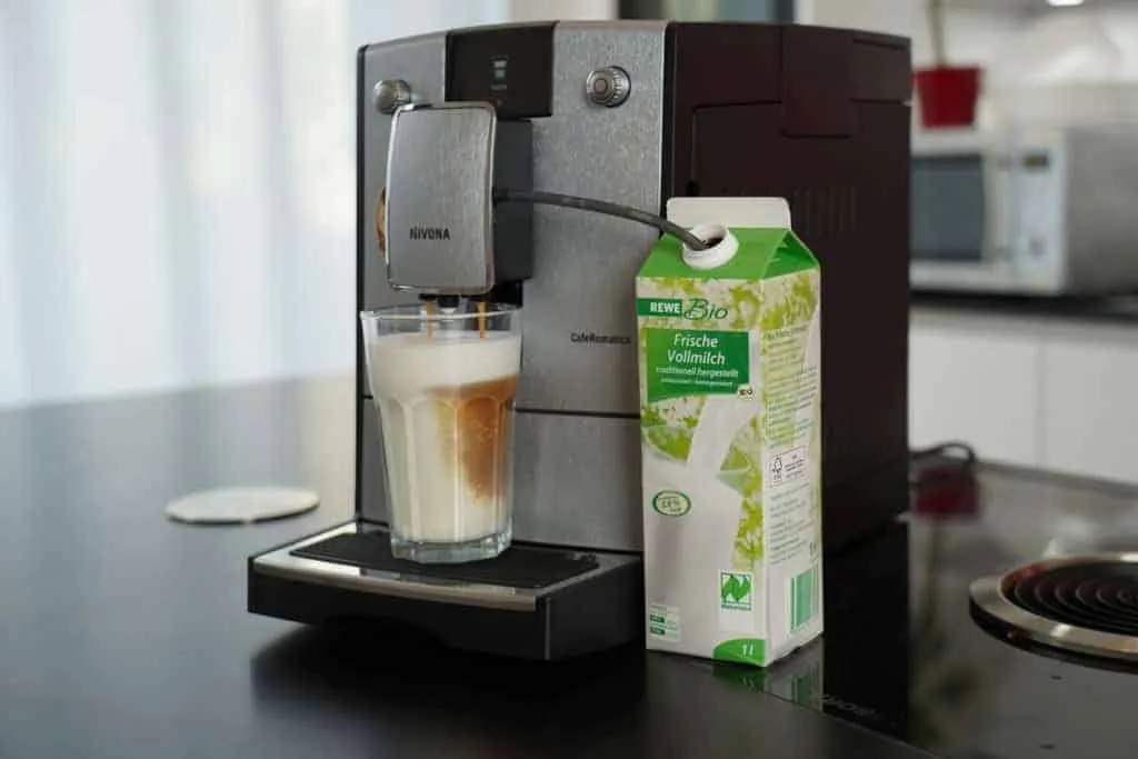 Nivona CafeRomatica bereitet cremigen Cappuccino zu