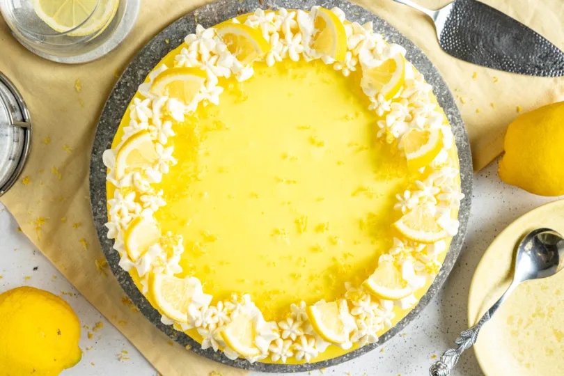 No-Bake Zitronen-Joghurt-Sahne-Torte mit Keksboden und fruchtiger Creme