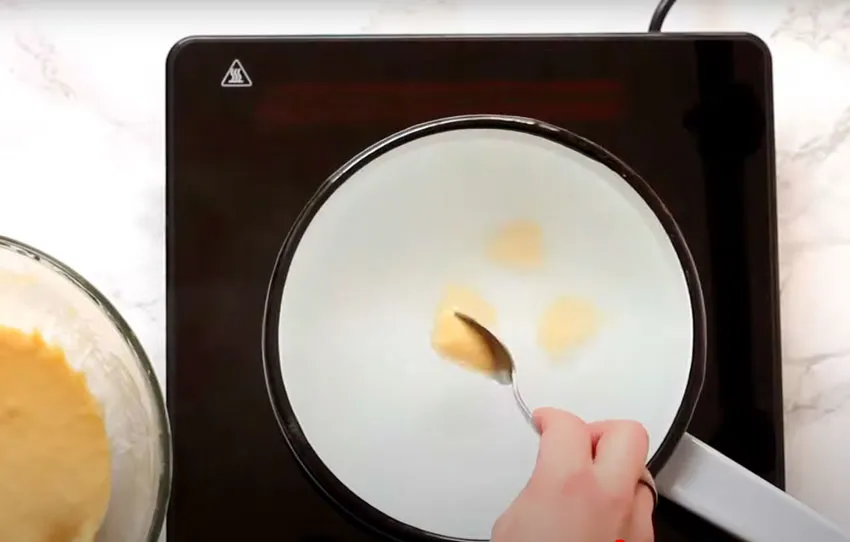 Nockerl in Kochtopf geben