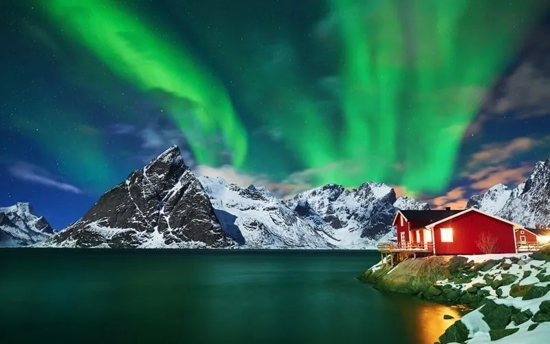 Nordlichter über einer isländischen Landschaft