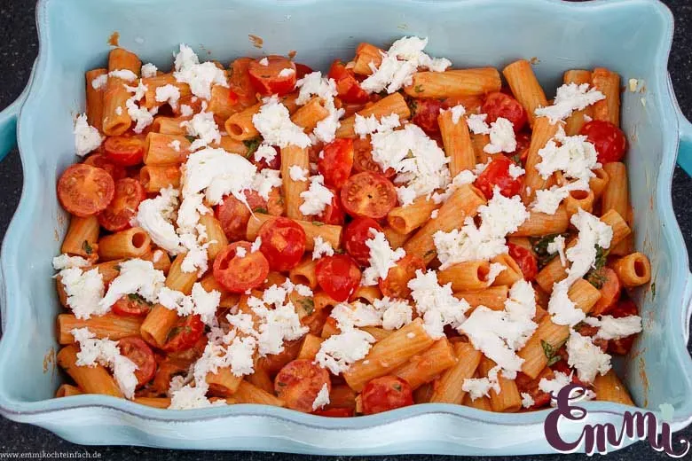 Nudel-Tomaten-Mozzarella-Mischung in eine gefettete Auflaufform füllen, bereit zum Überbacken.