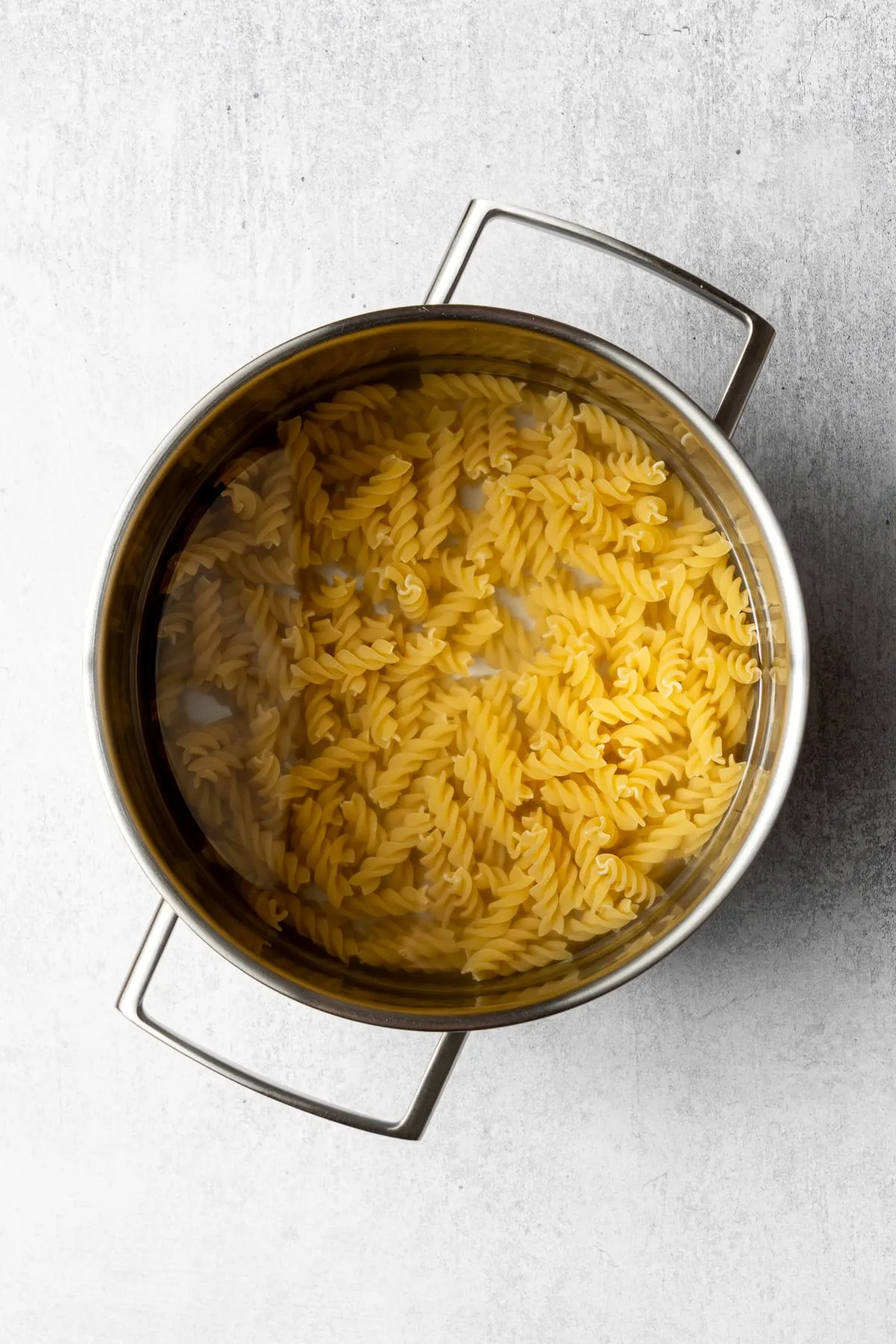 Nudeln kochen im Topf für Nudelsalat