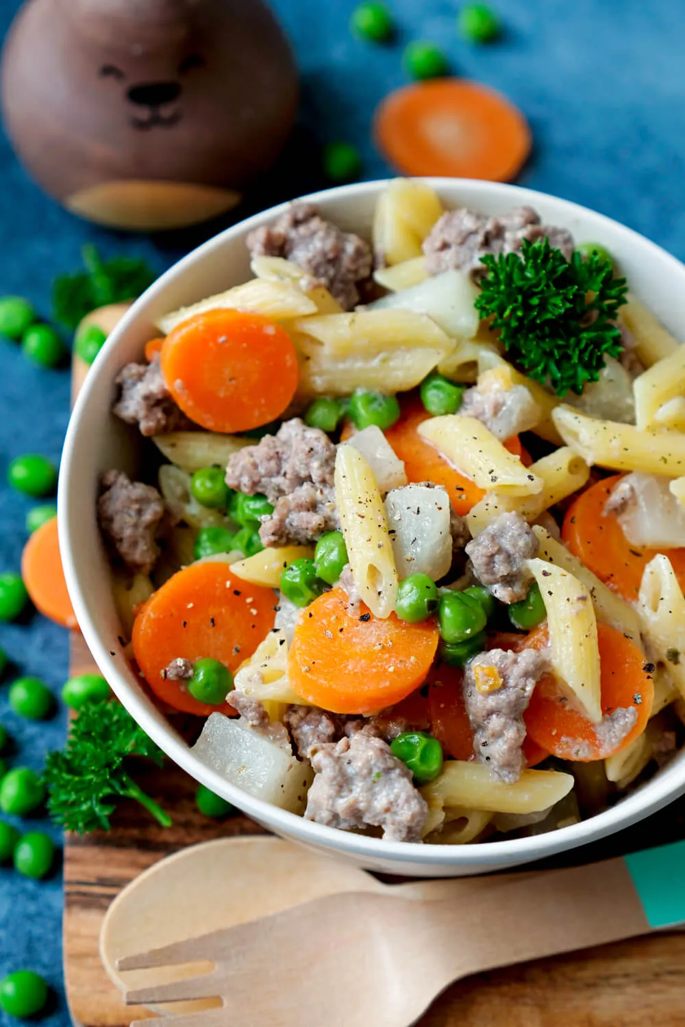 Nudeln mit Hackfleisch, Erbsen, Möhren und Kohlrabi für Kinder. Alternative Text: Schmackhafte Nudeln mit Hackfleisch, angereichert mit Erbsen, Möhren und Kohlrabi, ein schnelles und einfaches One-Pot-Gericht für Kinder und Erwachsene.