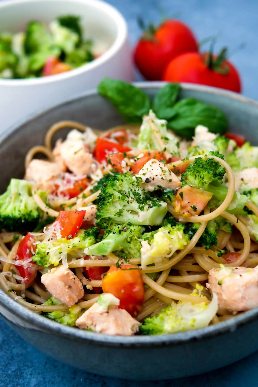 Nudeln mit Lachs, Brokkoli, Tomaten und Basilikum in cremiger Sauce