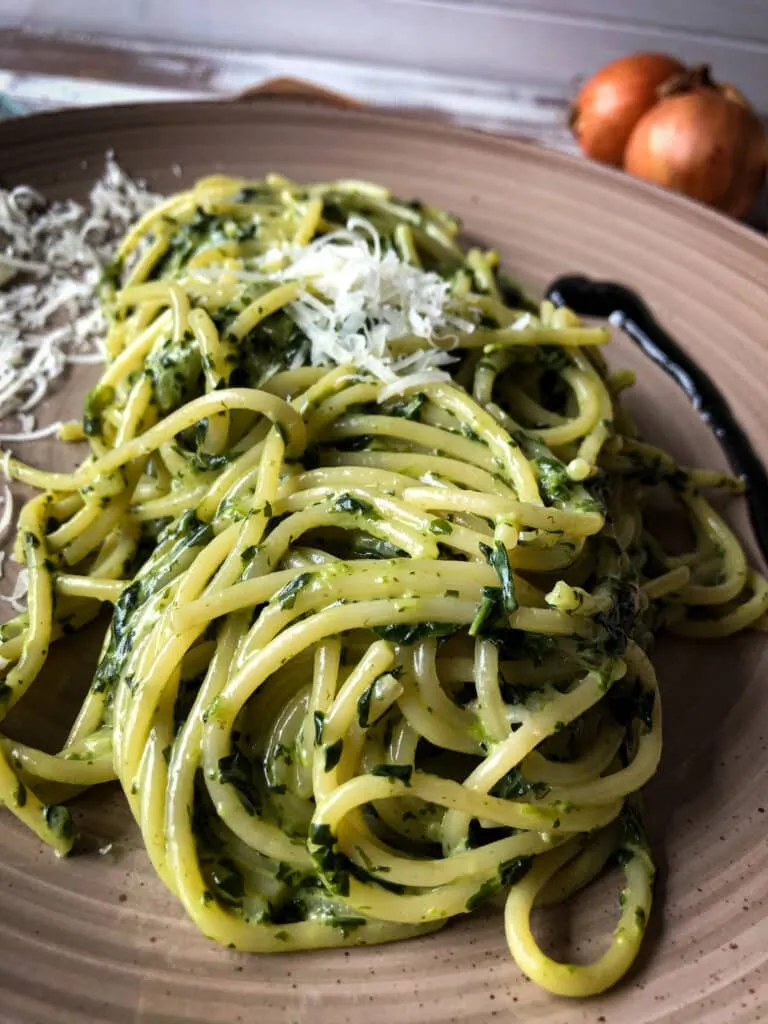 Nudeln mit Spinat: Cremige One-Pot-Spaghettoni angerichtet in einer Schale