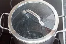 Nudeln werden in Salzwasser gekocht, die perfekte Grundlage für eine leckere Lachs Sahne Soße.