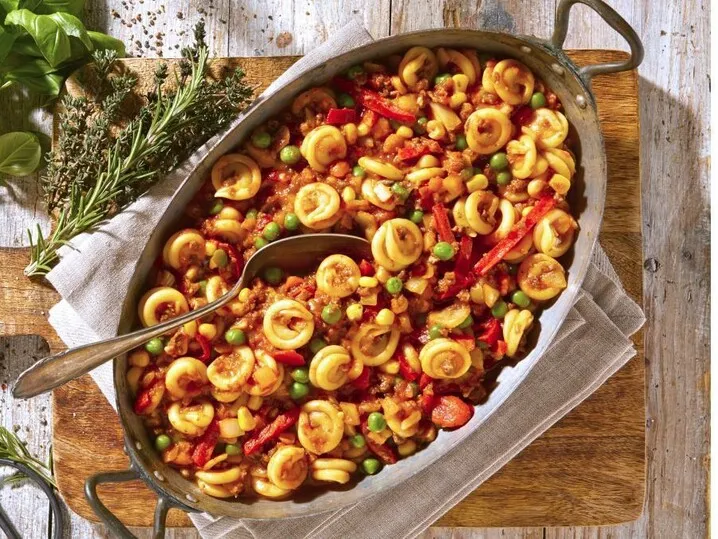 Nudelpfanne mit Rinderhack und buntem Gemüse als schnelles Gericht für die Familie