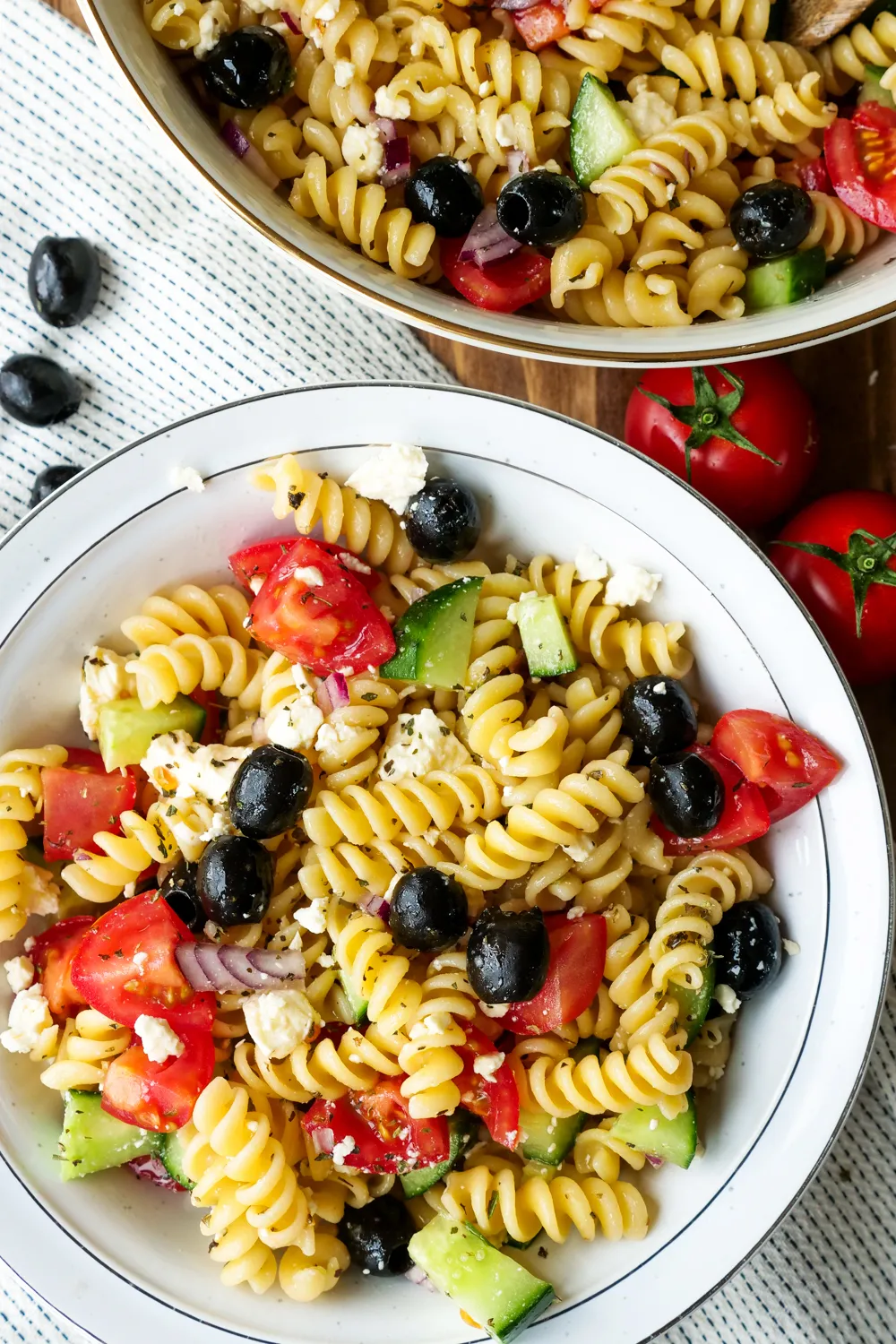 Nudelsalat griechische Art mit Oliven, Feta, Tomaten, Gurken und Knoblauch-Dressing