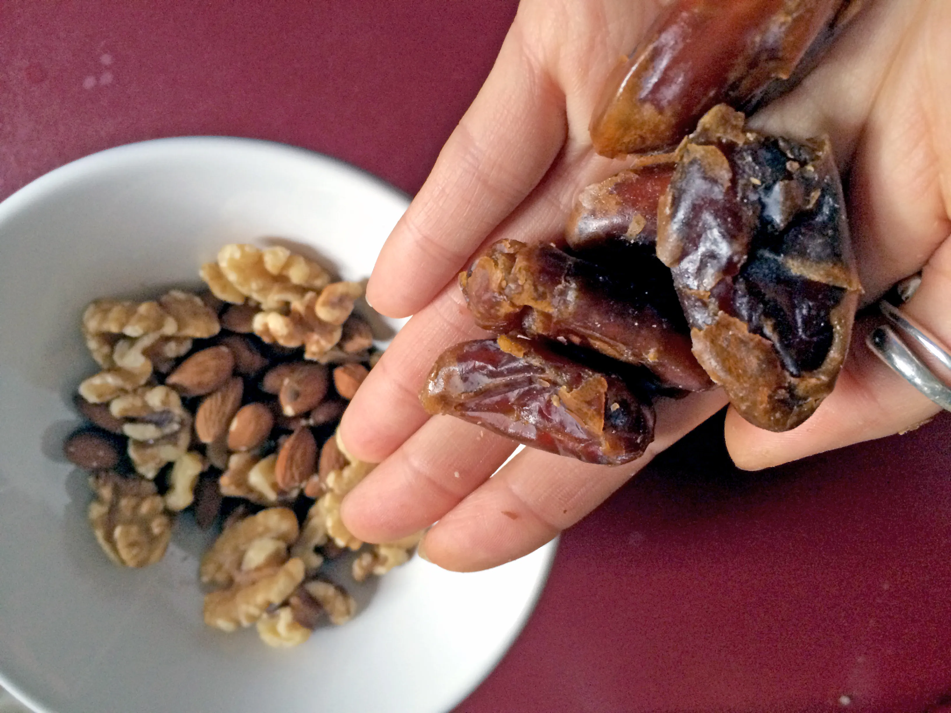 Nuss-Dattel-Masse für den Kuchenboden