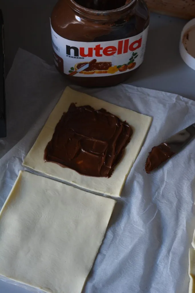 Nuss-Nougat-Creme-Füllung auf Blätterteig-Quadraten