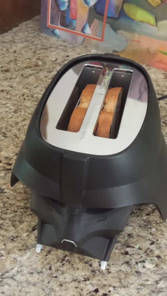 Obere Ansicht des Darth Vader Toasters mit den offenen Brotschlitzen