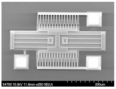 Oberflächenmikrobearbeiteter Resonator, der sowohl als Mikrosensor als auch als Mikroaktuator eingesetzt werden kann