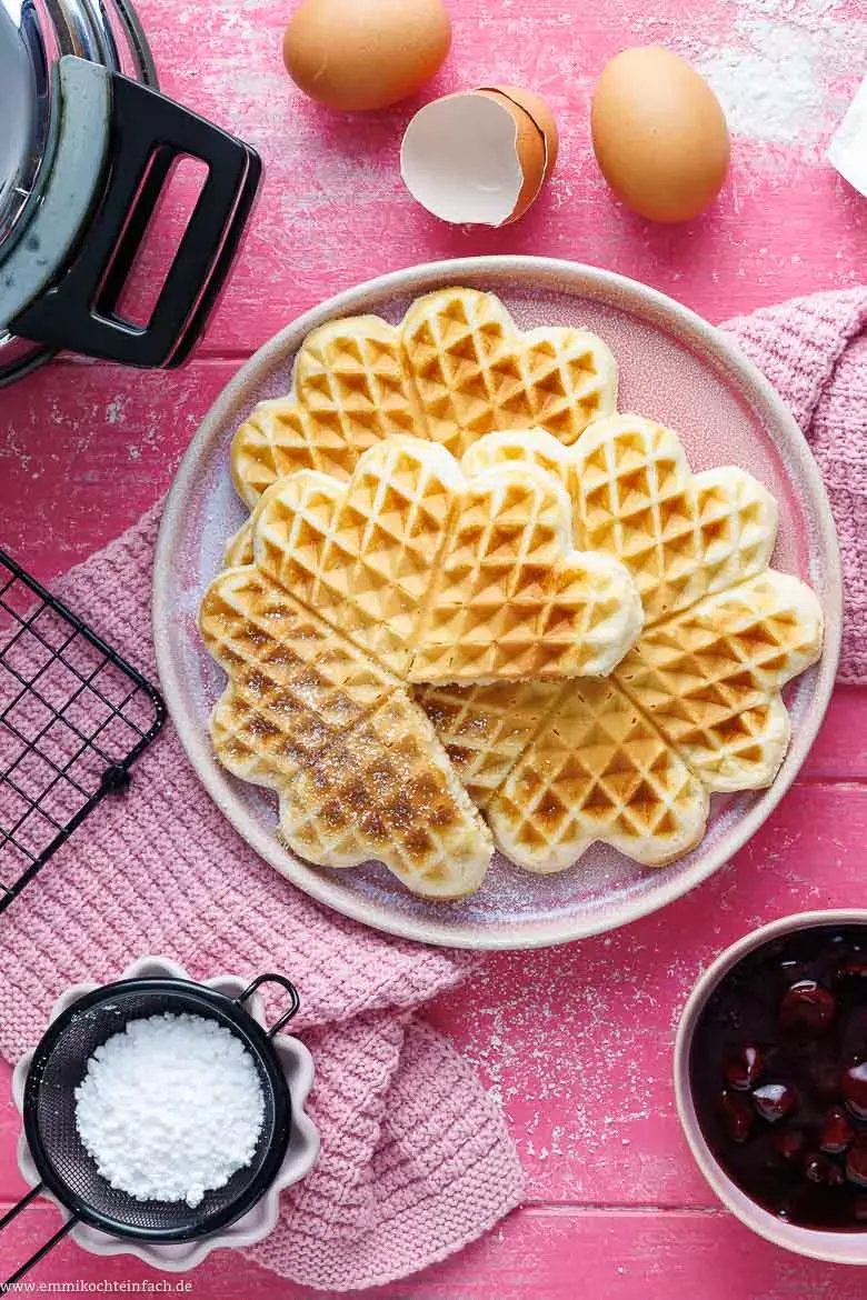 Obst und Sahne als Topping für einfache Waffeln