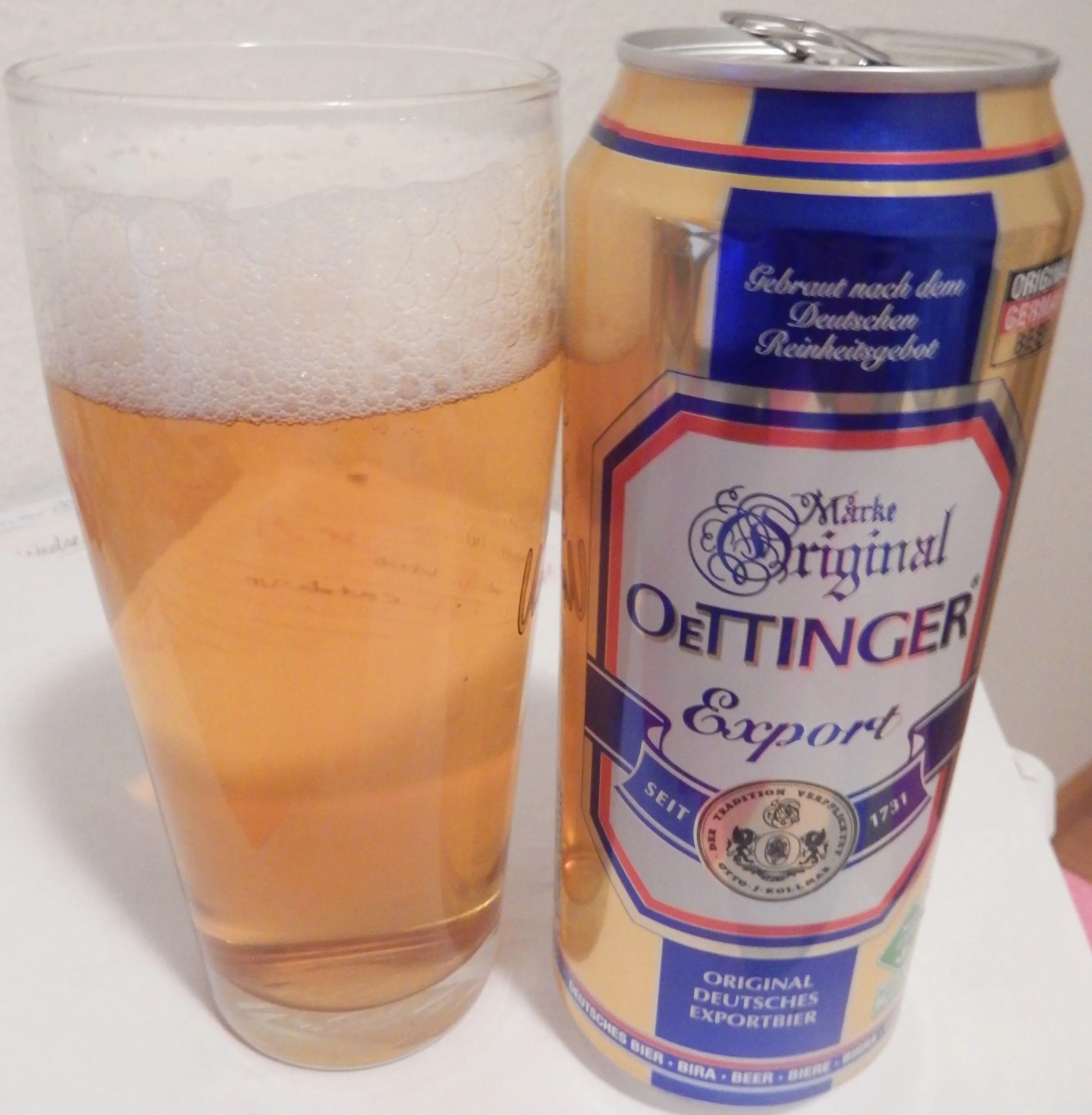 Oettinger Export Glas: Bernsteinfarbenes Bier mit Schaumkrone