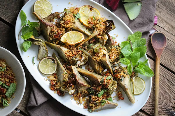Ofen-Artischocken mit Couscous-Knusper &amp; Minze