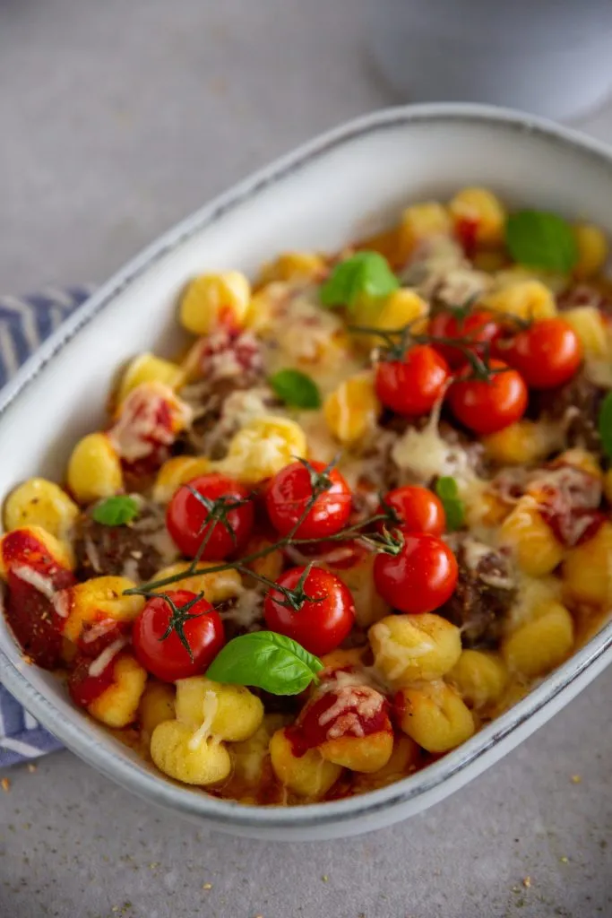 Ofen-Gnocchi mit Hackbällchen und geschmolzenem Käse