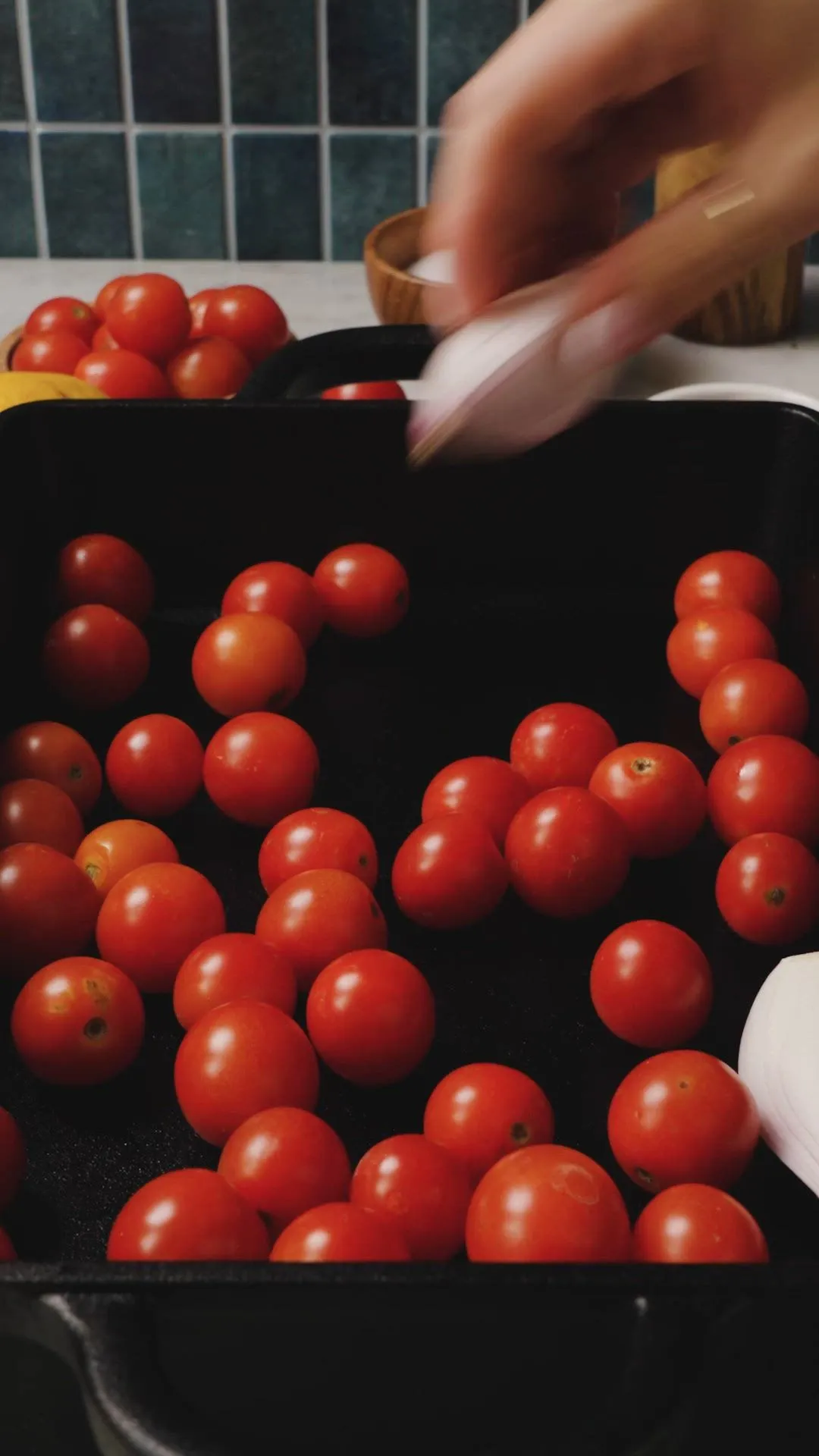 Ofengebackener Feta mit gerösteten Kirschtomaten und Schalotten in einer Pfanne, bereit für One Pot Pasta