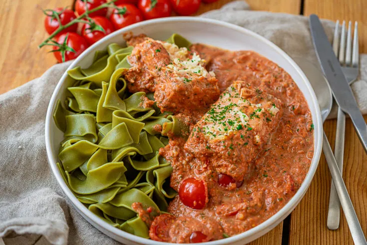 Ofenlachs in cremiger Tomatensauce, ein gesundes und schnelles Mittagessen