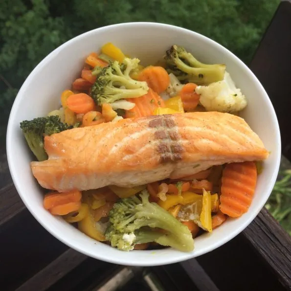 Ofenlachs mit Basmatireis und buntem Tiefkühlgemüse, zubereitet in einer Auflaufform mit Olivenöl und Kräutersalz