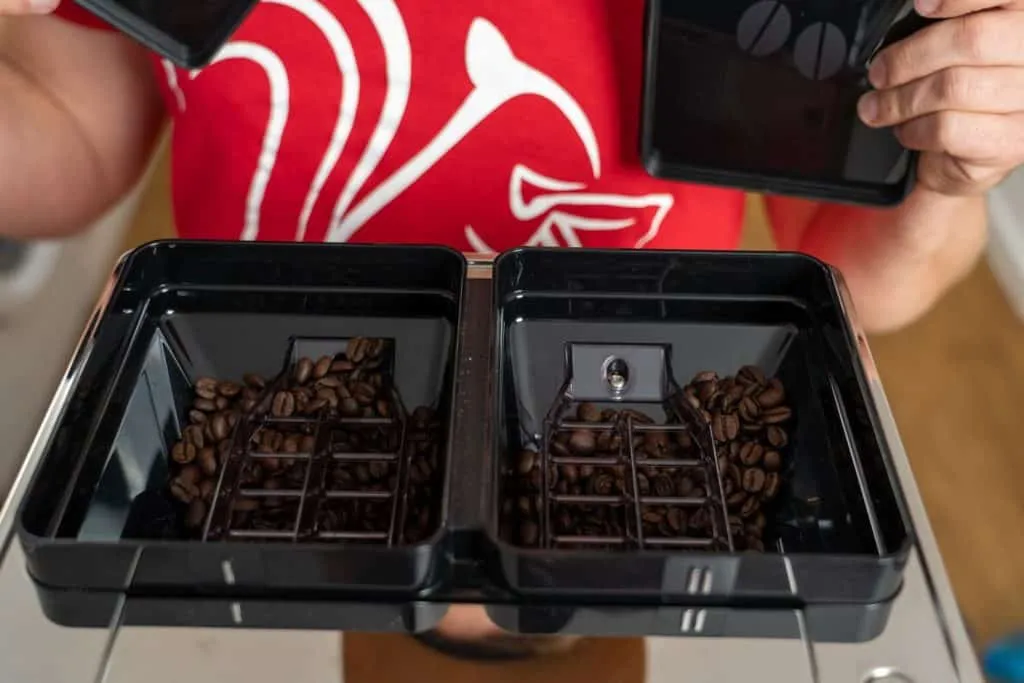 Offene Bohnenfächer des DeLonghi Maestosa, zeigt Doppelmahlwerk und Flexibilität für Kannenkaffee