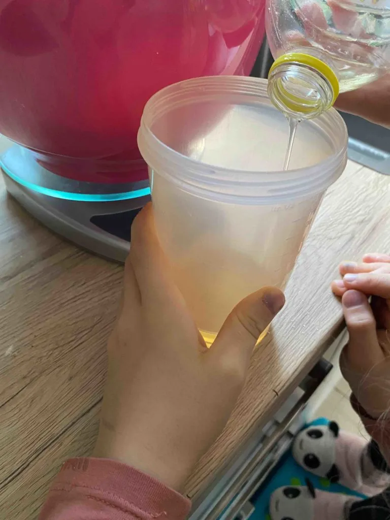 Öl und Wasser zum Muffinteig geben für die perfekte Konsistenz