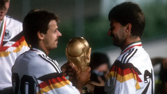 Olaf Thon mit dem WM-Pokal 1990