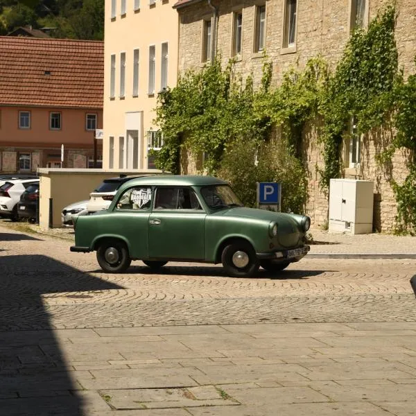 Oldtimer-Liebhaber bestaunen die Fahrzeuge
