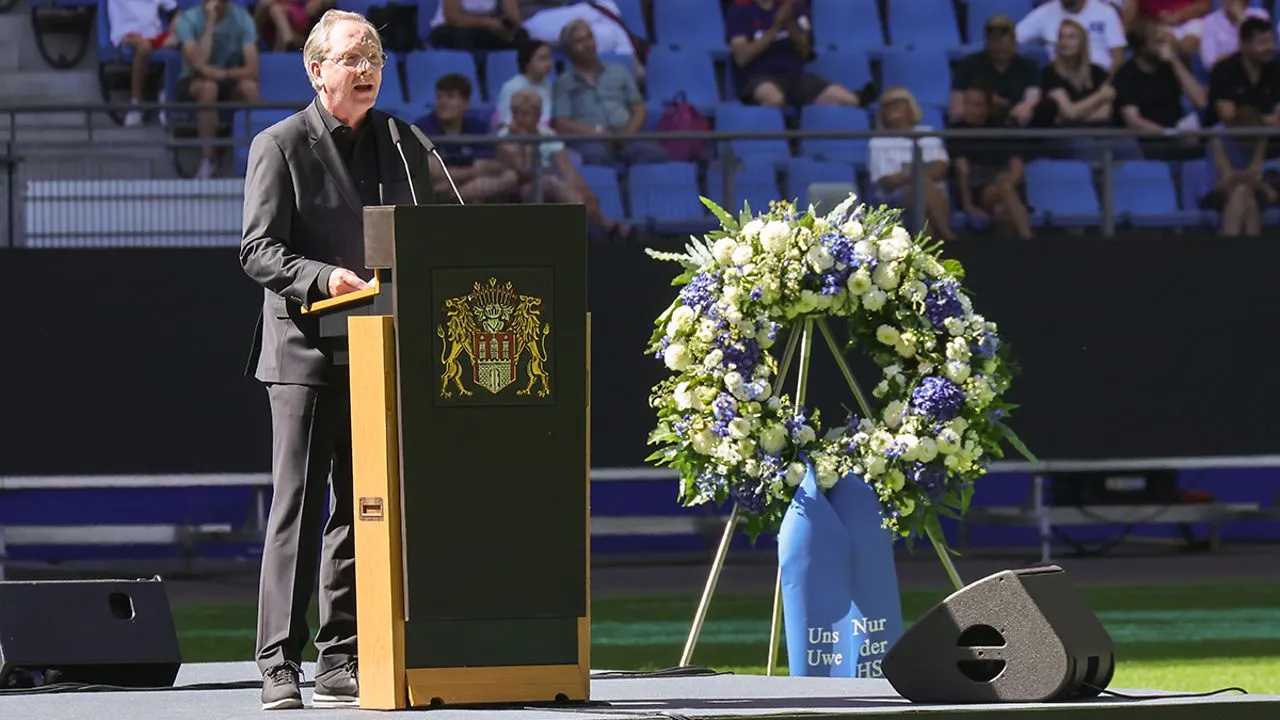 Olli Dittrich am Rednerpult während der Gedenkveranstaltung für Uwe Seeler