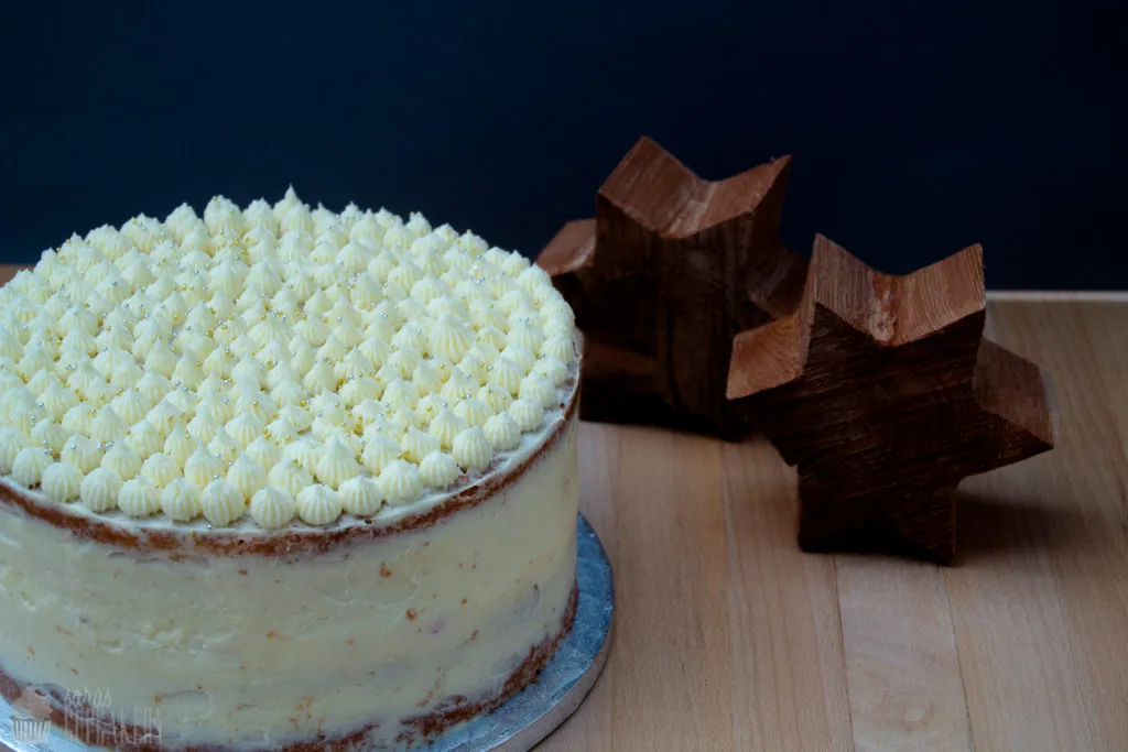 Omas Geburtstagstorte mit Kirsch-Vanille-Füllung