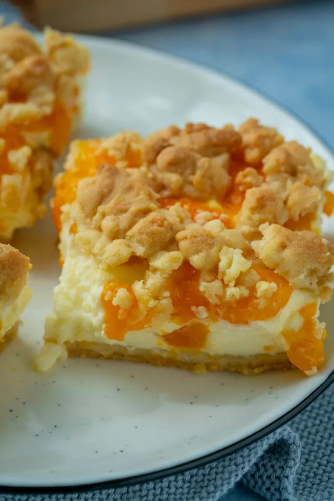 Omas traditioneller Quark-Streuselkuchen mit Mandarinen, ein beliebtes Blechkuchen-Rezept