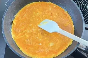 Omelett vorsichtig stocken lassen und auflockern