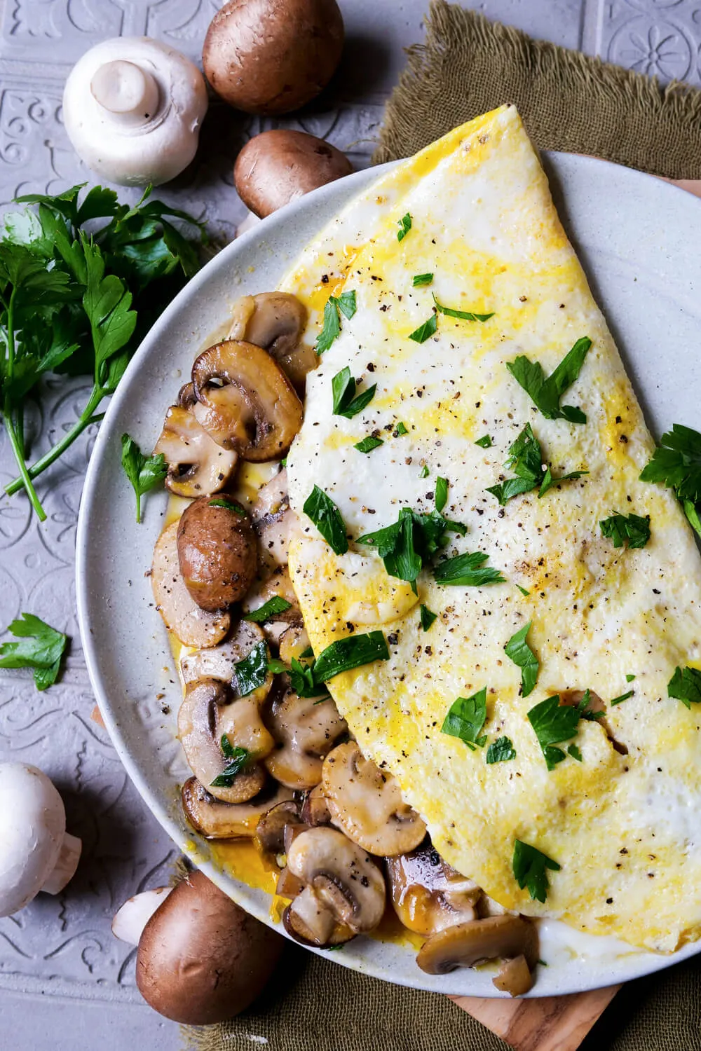 Omelette mit Pilzen, Käse und Petersilie bestreut