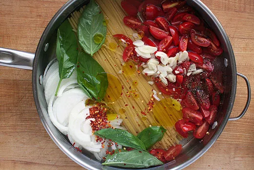 One-Pan Linguine Nahaufnahme in einer Schale, garniert mit frischem Basilikum und Parmesan