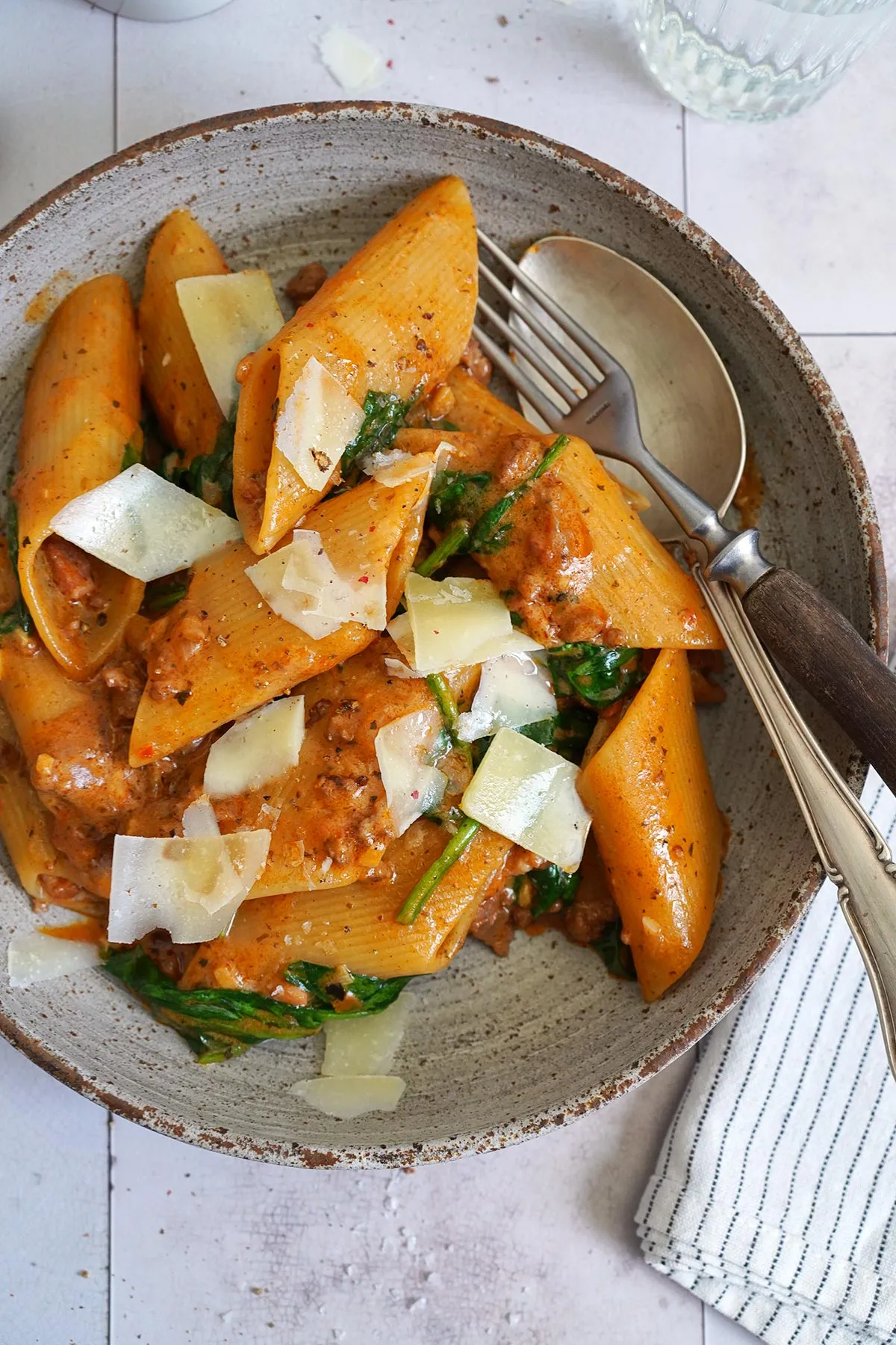 One-Pot Pasta mit Hackfleisch, Pesto & Spinat