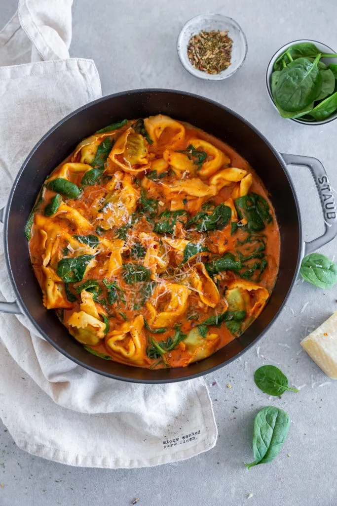 One Pot Tortellini Soße mit Spinat und Tomaten, frisch aus der Pfanne serviert