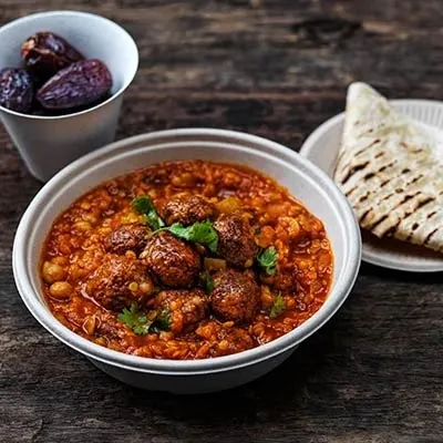 Orientalische Mezze mit Falafel, Hummus und Gemüse