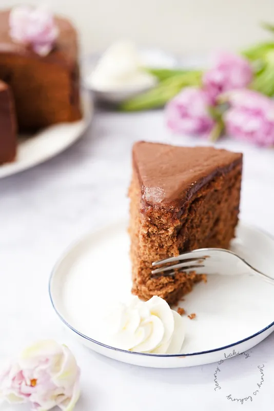 Original Sachertorte aus Österreich mit Aprikosenmarmelade