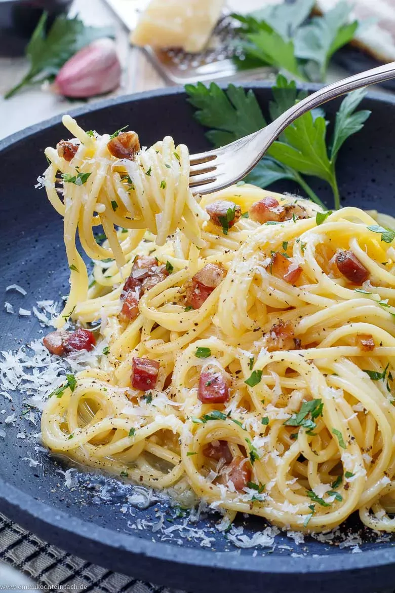 Original Spaghetti Carbonara – angerichtet mit frischer Petersilie