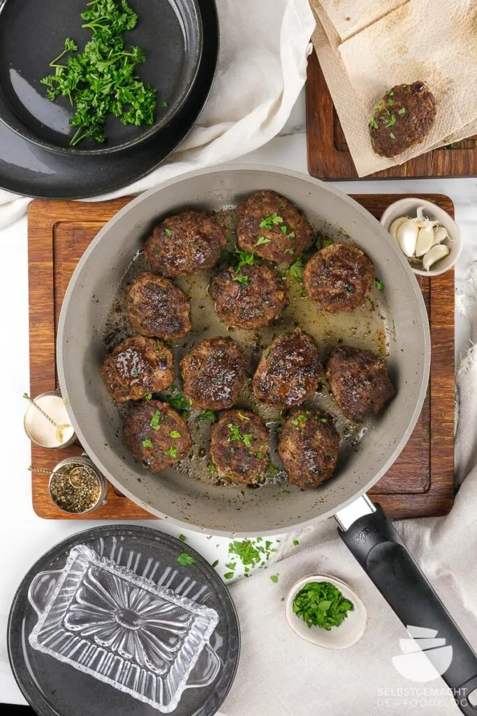 Original türkische Köfte werden in der Pfanne goldbraun gebraten, ein einfaches köfte rezept für zu Hause.