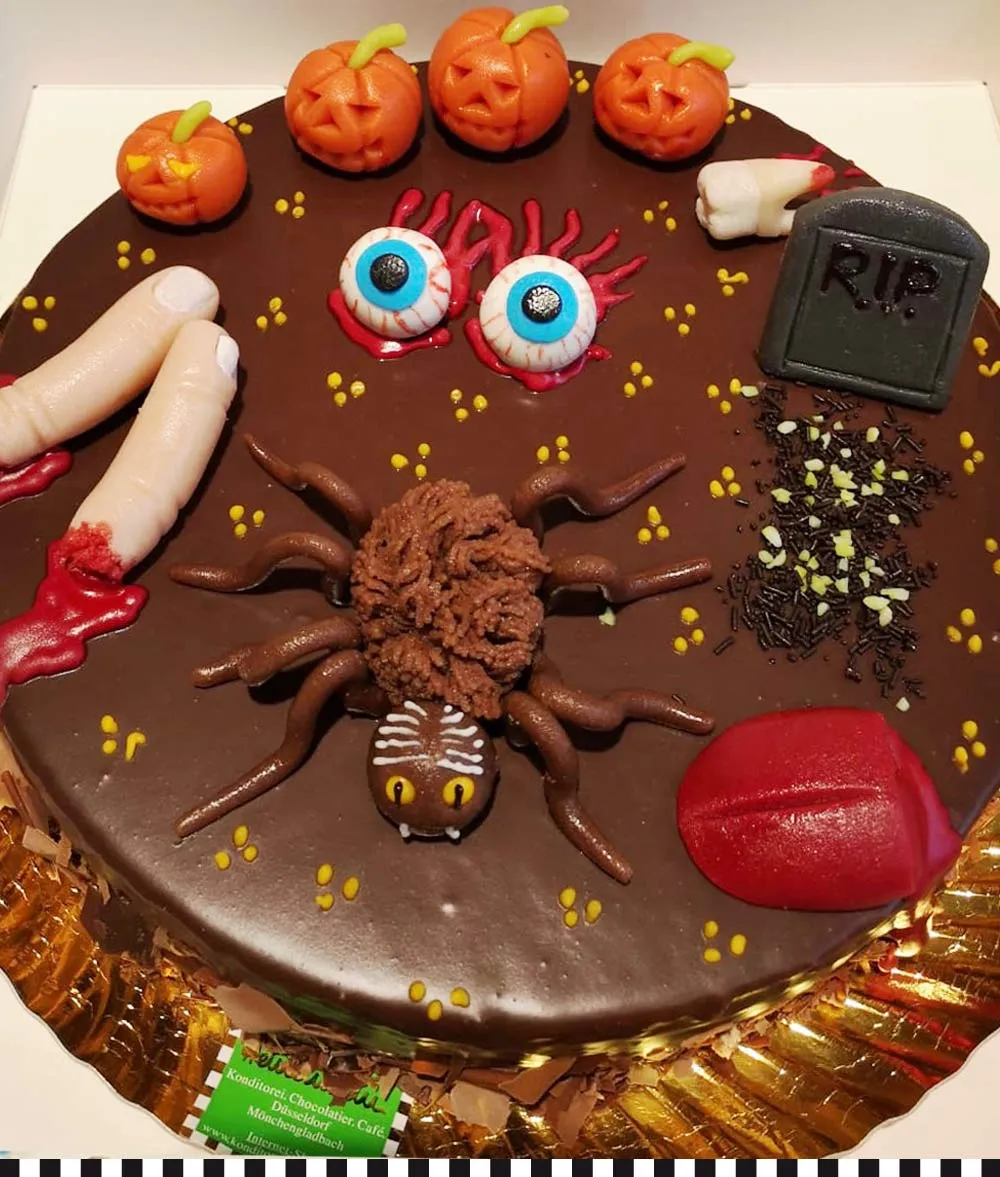 Originelle Halloween-Torte mit Schokoladenspinne von Heinemann