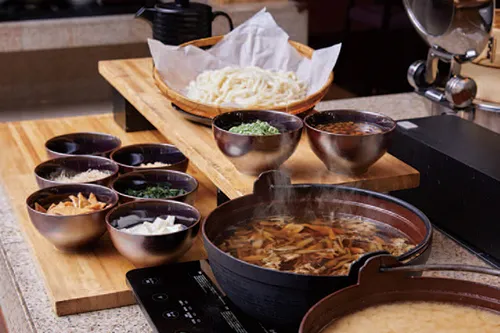Osakaer Spezialität &quot;Niku-Sui&quot; und gegrillte Reisbällchen mit Dashi-Brühe im Hotel Agora Osaka Moriguchi